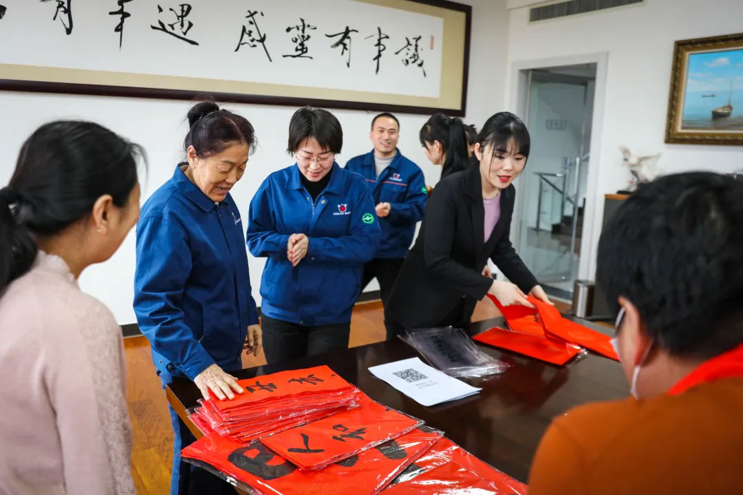 经开区 “迎新春 送万福 进万家”活动 来到尊龙凯时